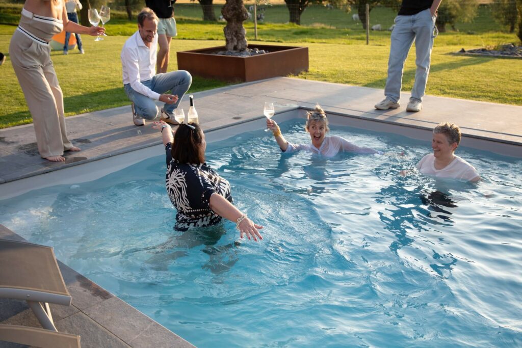 Célébrer autour de la piscine