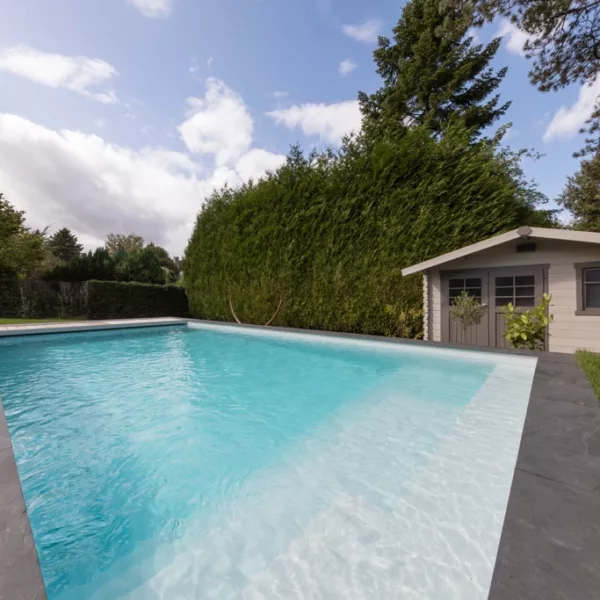 Piscine, abri de jardin ou terrasse : faut-il un permis d’urbanisme ? Piscines Loisirs vous explique les règles essentielles et les cas de dispense, pour éviter toute mauvaise surprise avant vos travaux.