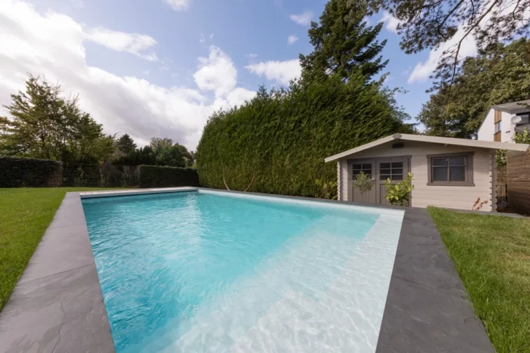 Piscine, abri de jardin ou terrasse : faut-il un permis d’urbanisme ? Piscines Loisirs vous explique les règles essentielles et les cas de dispense, pour éviter toute mauvaise surprise avant vos travaux.