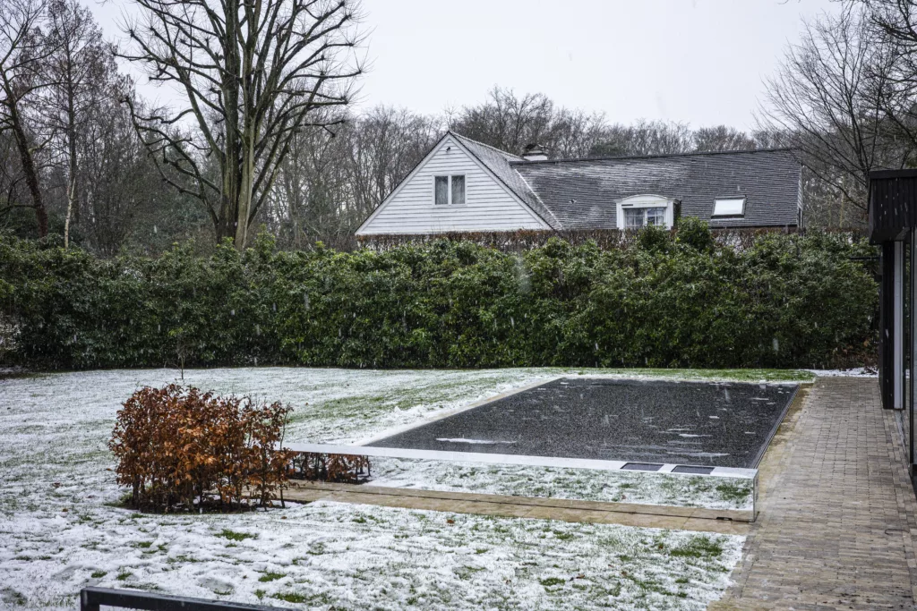 L’hivernage protège votre piscine du gel, préserve la qualité de l’eau et facilite sa remise en route au printemps. Découvrez les conseils Piscines Loisirs pour un hivernage réussi, actif ou passif.