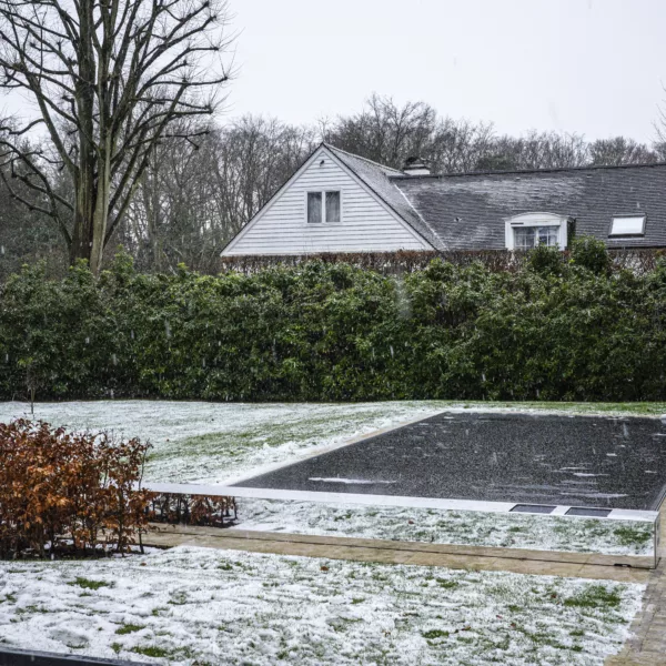 L’hivernage protège votre piscine du gel, préserve la qualité de l’eau et facilite sa remise en route au printemps. Découvrez les conseils Piscines Loisirs pour un hivernage réussi, actif ou passif.