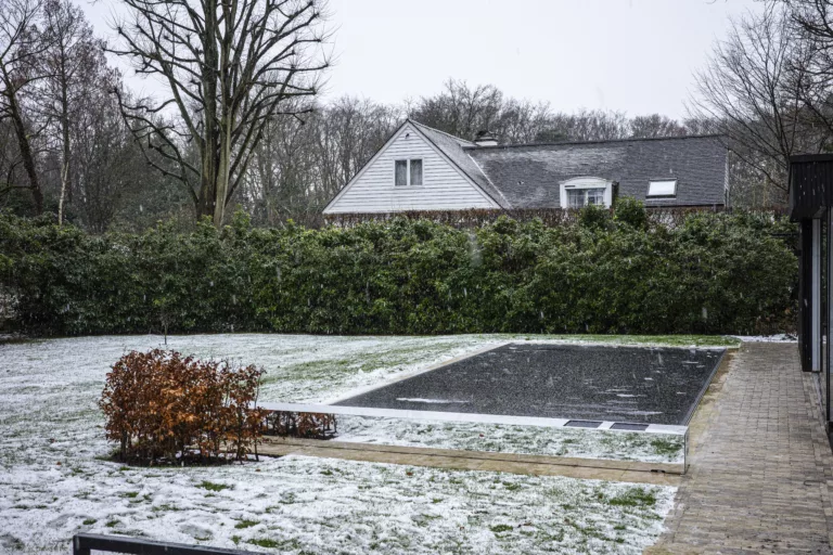 L’hivernage protège votre piscine du gel, préserve la qualité de l’eau et facilite sa remise en route au printemps. Découvrez les conseils Piscines Loisirs pour un hivernage réussi, actif ou passif.