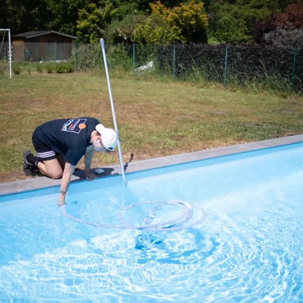 L’hiver s’éloigne déjà et voilà le temps de sortir votre piscine de l’hivernage. Découvrez notre guide complet pour démarrer la saison sur de bonnes bases.