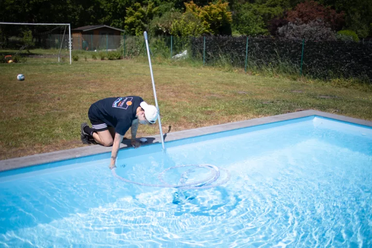 L’hiver s’éloigne déjà et voilà le temps de sortir votre piscine de l’hivernage. Découvrez notre guide complet pour démarrer la saison sur de bonnes bases.