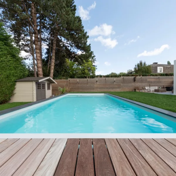 Vous vous posez des questions pour votre projet de construction de piscine ? Piscines Loisirs répond à 10 questions clés avant de concrétiser votre projet !