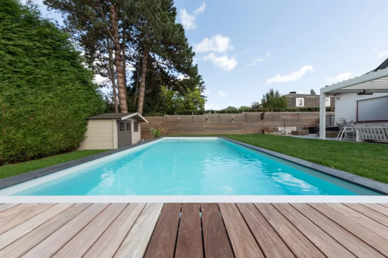 Vous vous posez des questions pour votre projet de construction de piscine ? Piscines Loisirs répond à 10 questions clés avant de concrétiser votre projet !