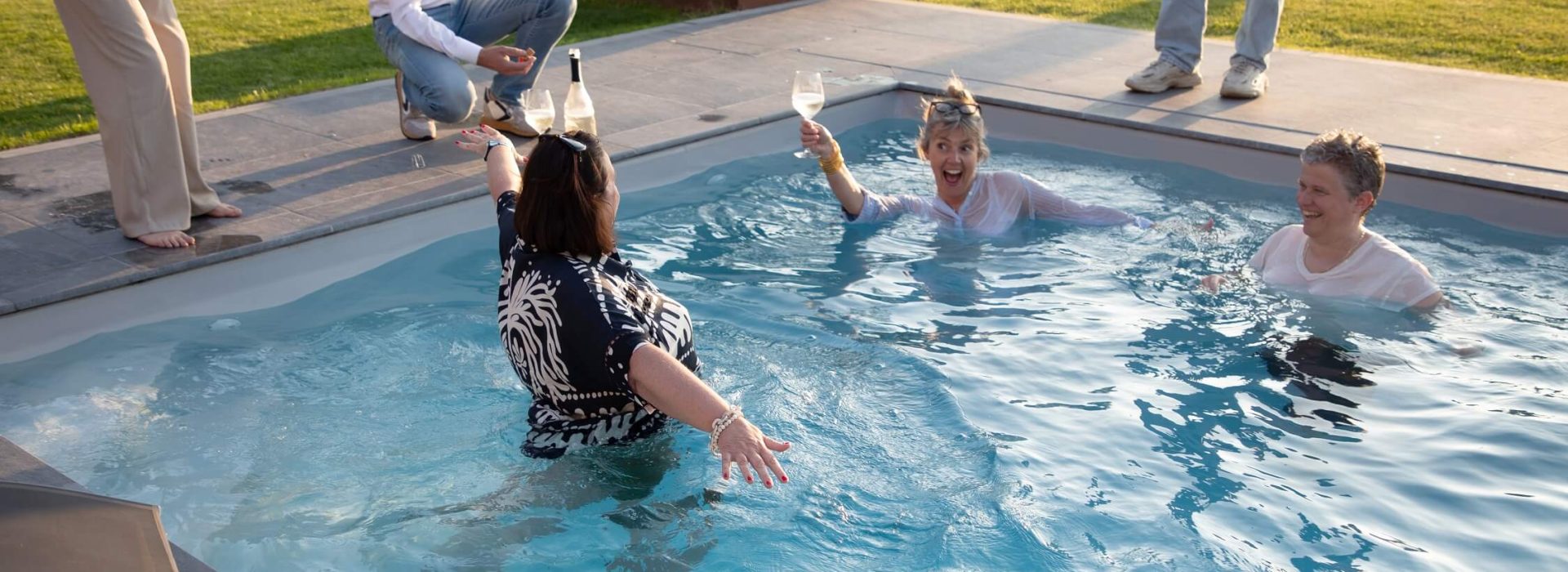 Célébrer autour de la piscine